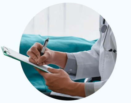 Un médico escribiendo notas en un portapapeles